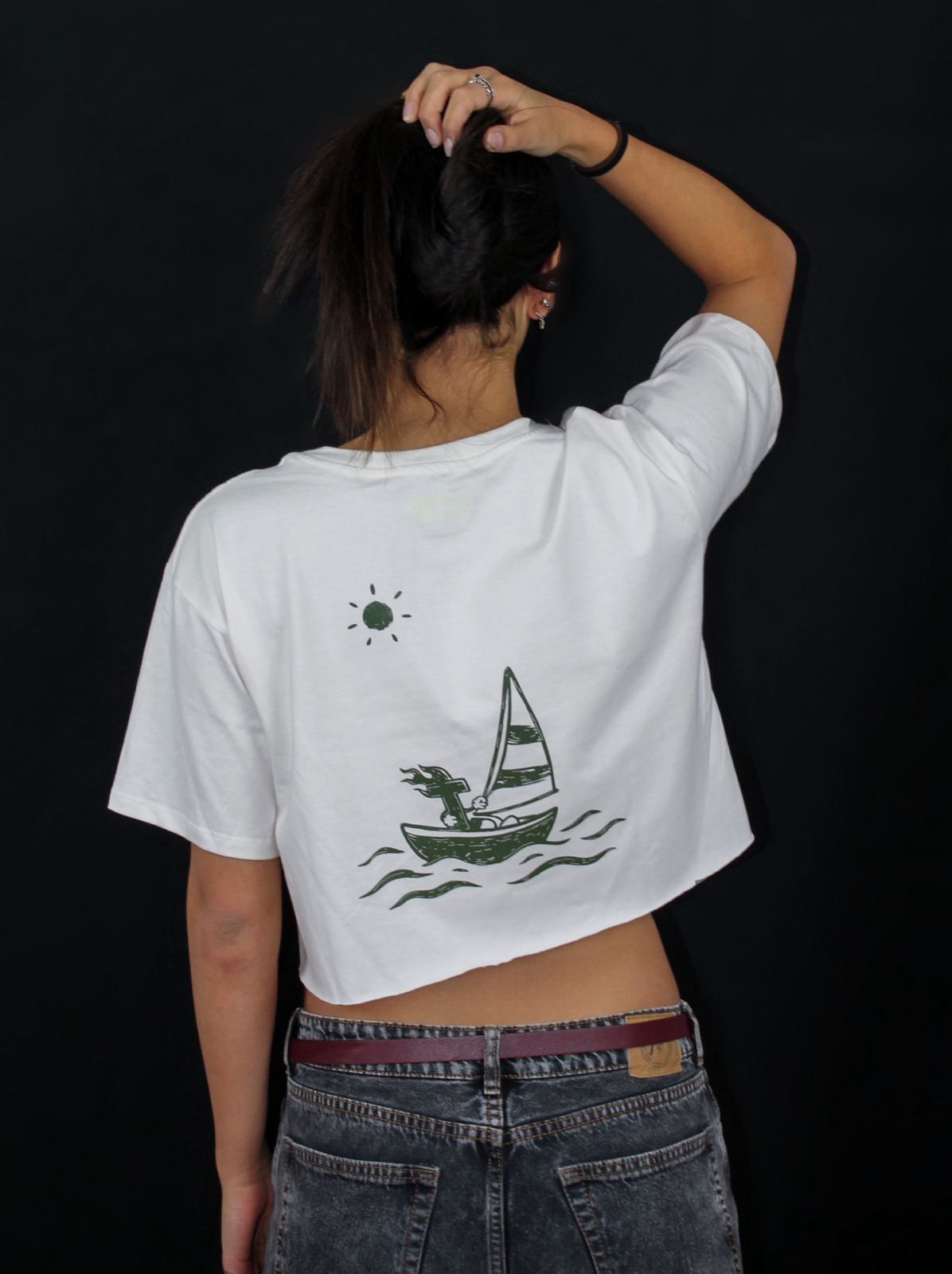 Modelo usando el crop top Titi en talla S, vista trasera