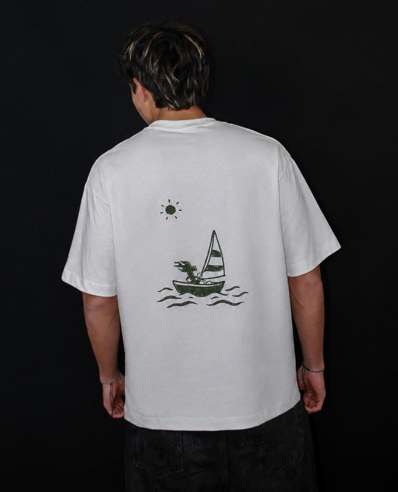 Modelo usando la camiseta Titi sailing in a boat en talla S, vista trasera